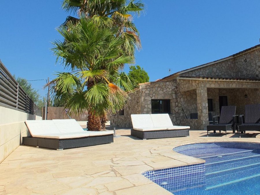 Preciosa casa con piscina privada con gran jardin !