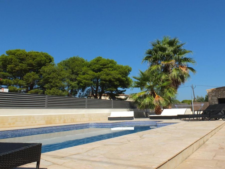 Preciosa casa con piscina privada con gran jardin !