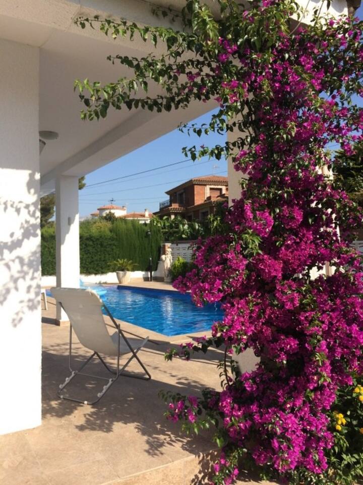 Très belle villa avec piscine privée à 300m de la plage.