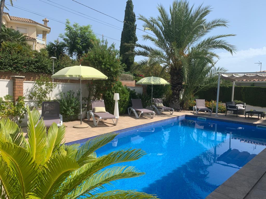 Muy bonita villa con piscina privada a 300m de la playa.