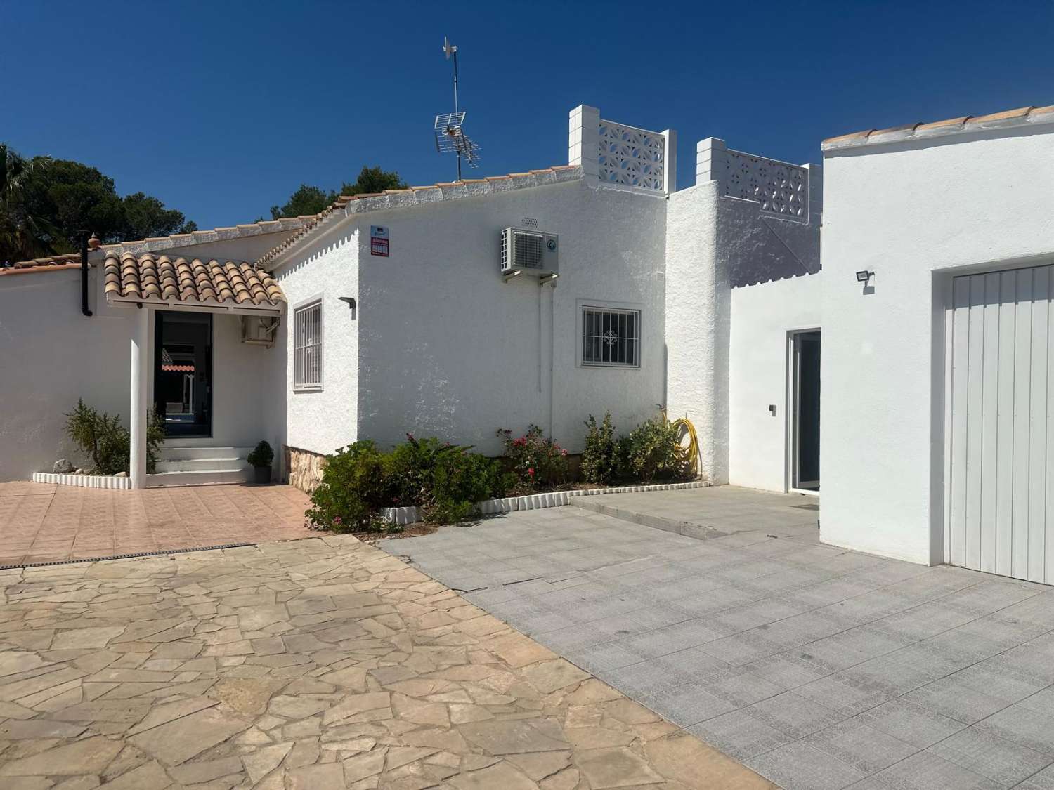 Detached house with private pool just 4 km from the beach