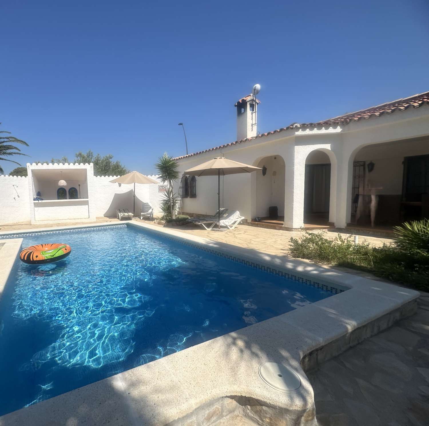 Detached house with private pool 300m from the beach