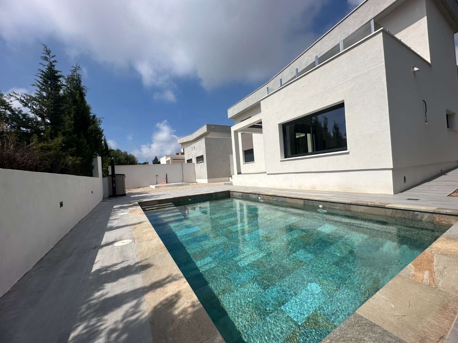 Neues Haus mit privatem Pool 200 m vom Strand entfernt