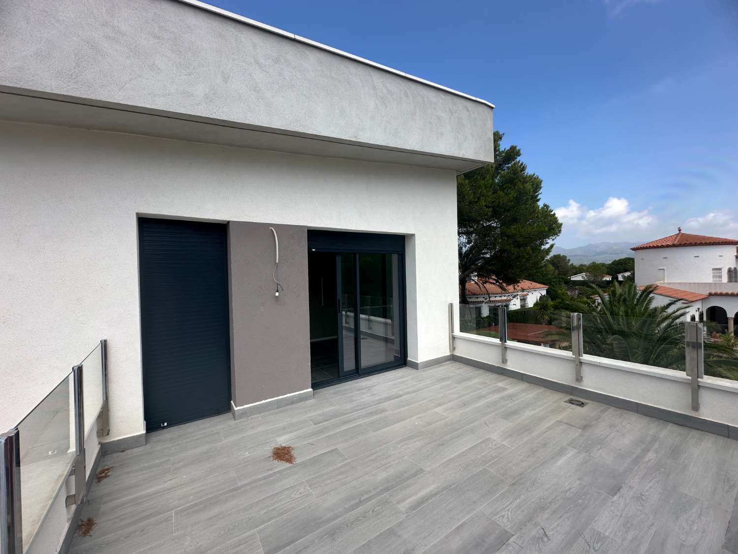 Casa nova amb piscina privada a 200m de la platja