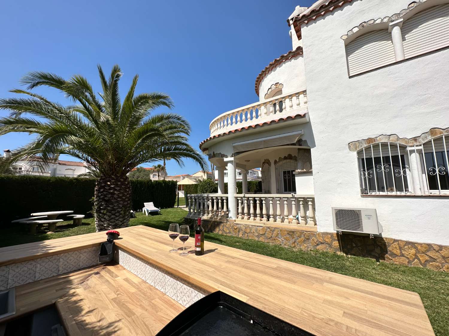 Preciosa casa adosada cerca de tiendas en Miami Platja