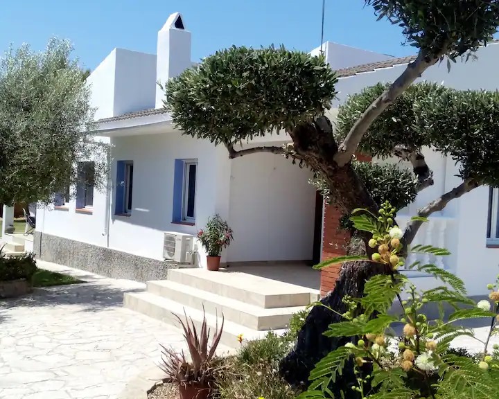 Fantastic Detached Villa with pool and private garden