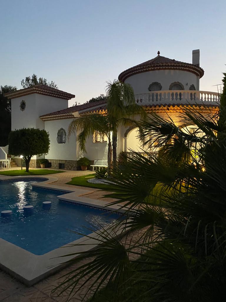 Hermosa villa con piscina privada en Miami platja !